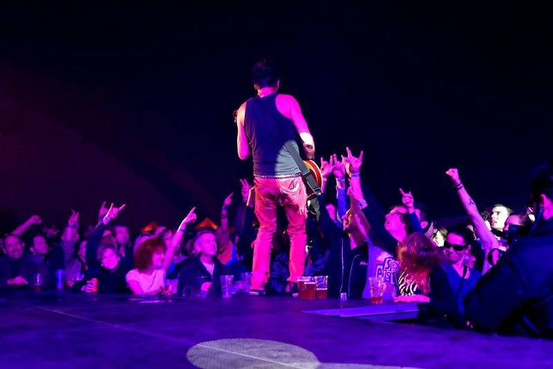 Visací zámek oslavil Kristova léta ukřižováním striptérky, gratulovali Plexis i Slobodná Europa