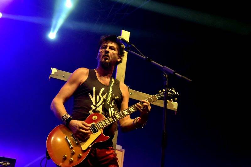 Visací zámek oslavil Kristova léta ukřižováním striptérky, gratulovali Plexis i Slobodná Europa