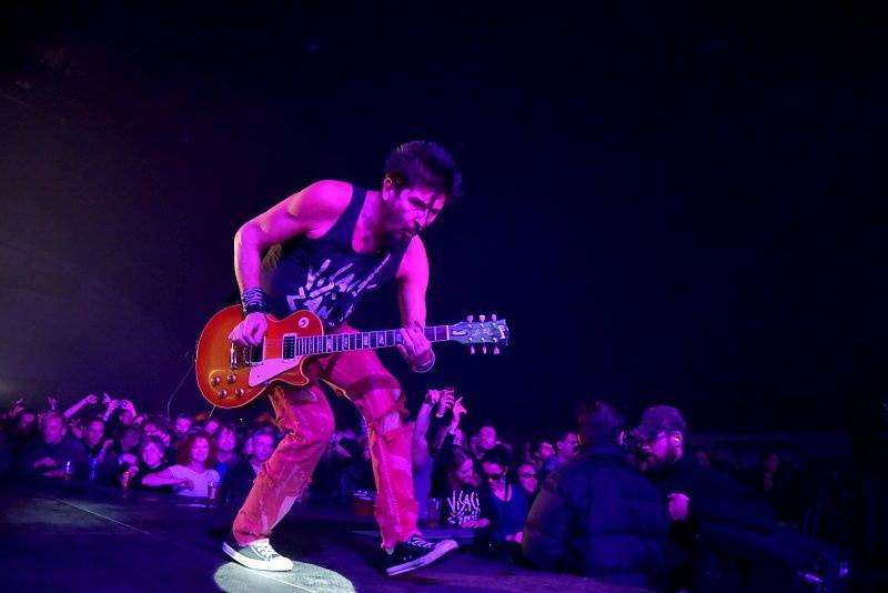 Visací zámek oslavil Kristova léta ukřižováním striptérky, gratulovali Plexis i Slobodná Europa