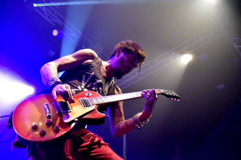 Visací zámek oslavil Kristova léta ukřižováním striptérky, gratulovali Plexis i Slobodná Europa