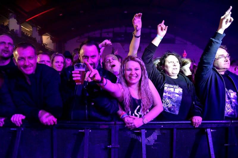 Visací zámek oslavil Kristova léta ukřižováním striptérky, gratulovali Plexis i Slobodná Europa