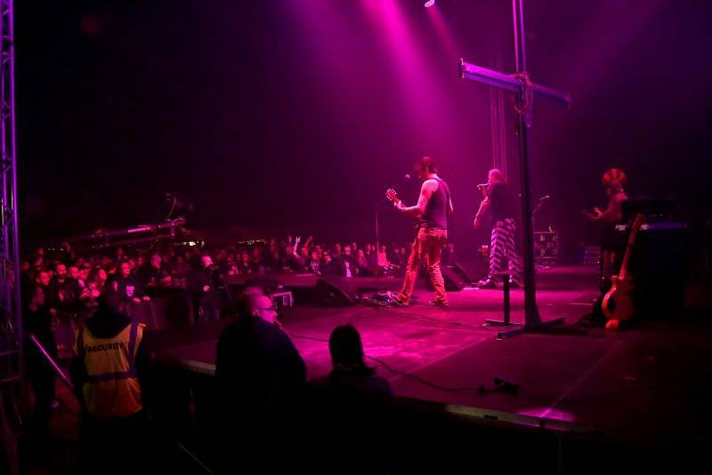 Visací zámek oslavil Kristova léta ukřižováním striptérky, gratulovali Plexis i Slobodná Europa