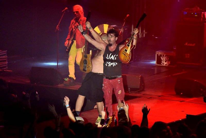 Visací zámek oslavil Kristova léta ukřižováním striptérky, gratulovali Plexis i Slobodná Europa