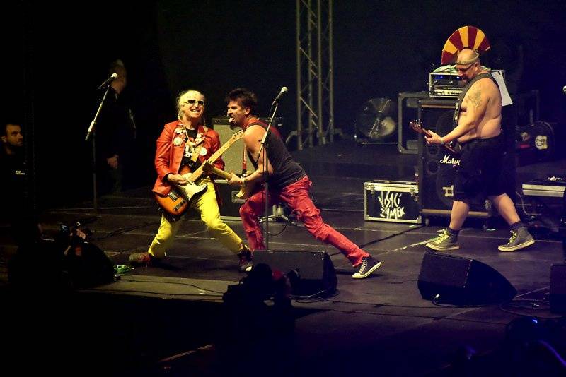 Visací zámek oslavil Kristova léta ukřižováním striptérky, gratulovali Plexis i Slobodná Europa