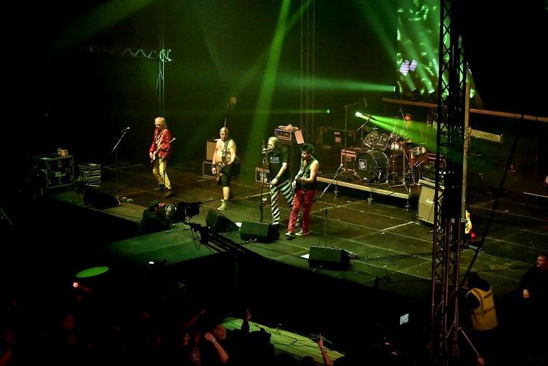 Visací zámek oslavil Kristova léta ukřižováním striptérky, gratulovali Plexis i Slobodná Europa