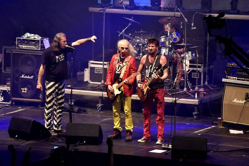 Visací zámek oslavil Kristova léta ukřižováním striptérky, gratulovali Plexis i Slobodná Europa