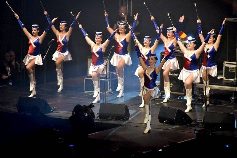 Visací zámek oslavil Kristova léta ukřižováním striptérky, gratulovali Plexis i Slobodná Europa