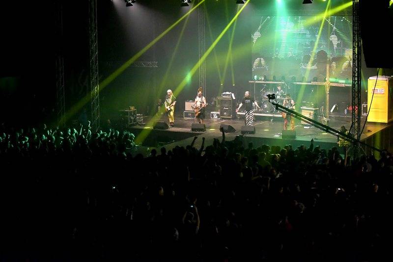 Visací zámek oslavil Kristova léta ukřižováním striptérky, gratulovali Plexis i Slobodná Europa