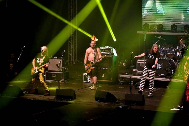 Visací zámek oslavil Kristova léta ukřižováním striptérky, gratulovali Plexis i Slobodná Europa