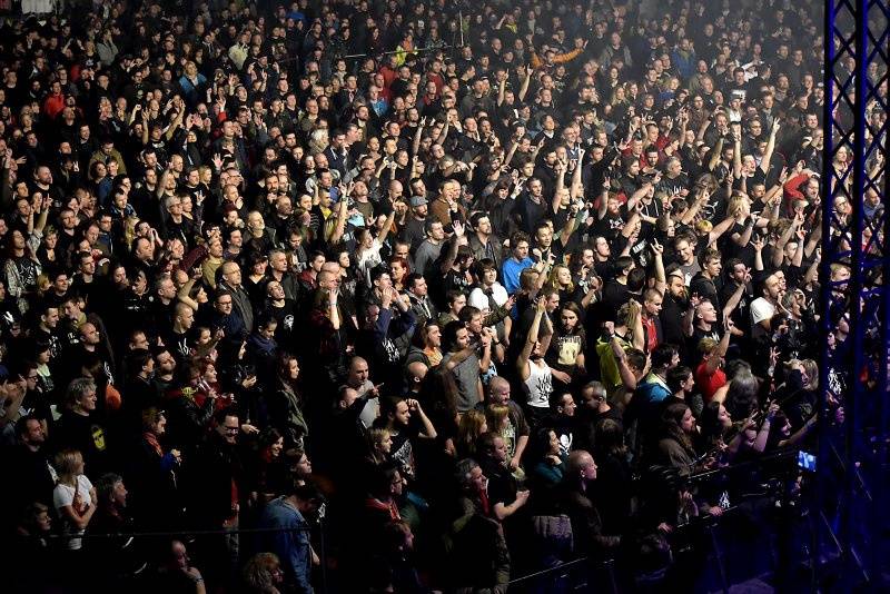 Visací zámek oslavil Kristova léta ukřižováním striptérky, gratulovali Plexis i Slobodná Europa