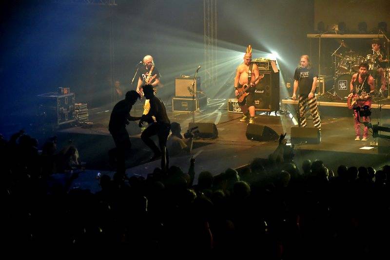 Visací zámek oslavil Kristova léta ukřižováním striptérky, gratulovali Plexis i Slobodná Europa