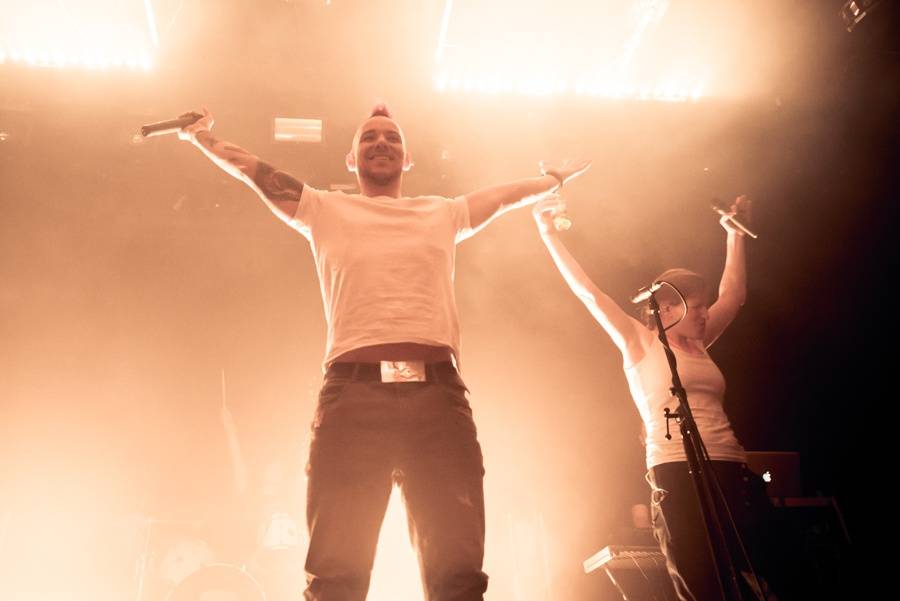 Umělý sníh, vánoční hit i velká party: Skyline hráli v Roxy