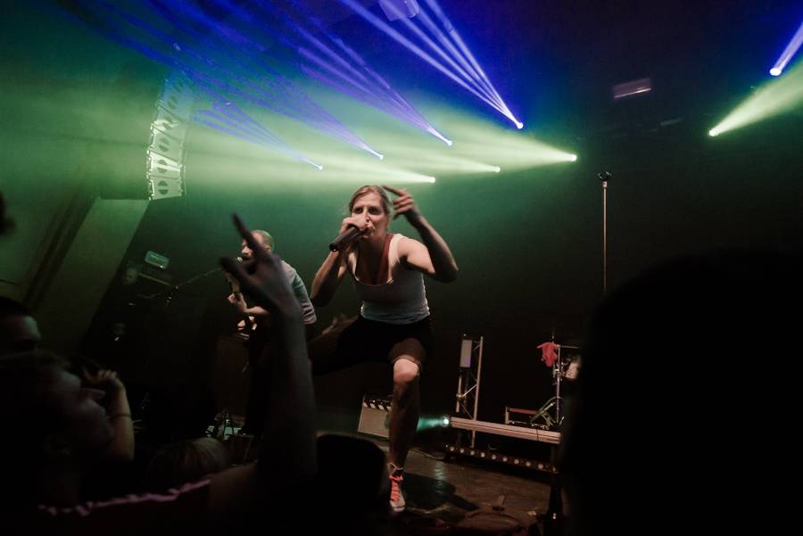 Umělý sníh, vánoční hit i velká party: Skyline hráli v Roxy