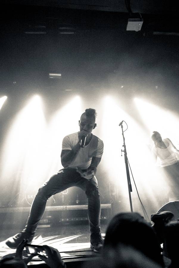 Umělý sníh, vánoční hit i velká party: Skyline hráli v Roxy