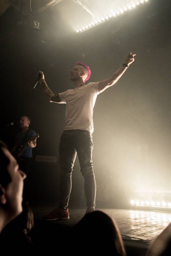 Umělý sníh, vánoční hit i velká party: Skyline hráli v Roxy