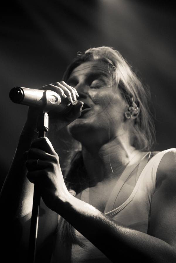 Umělý sníh, vánoční hit i velká party: Skyline hráli v Roxy