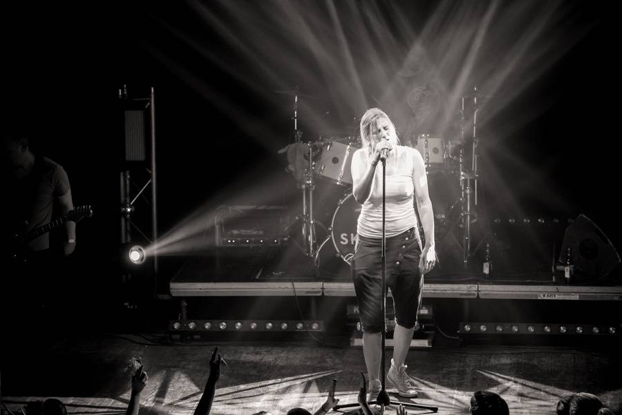 Umělý sníh, vánoční hit i velká party: Skyline hráli v Roxy