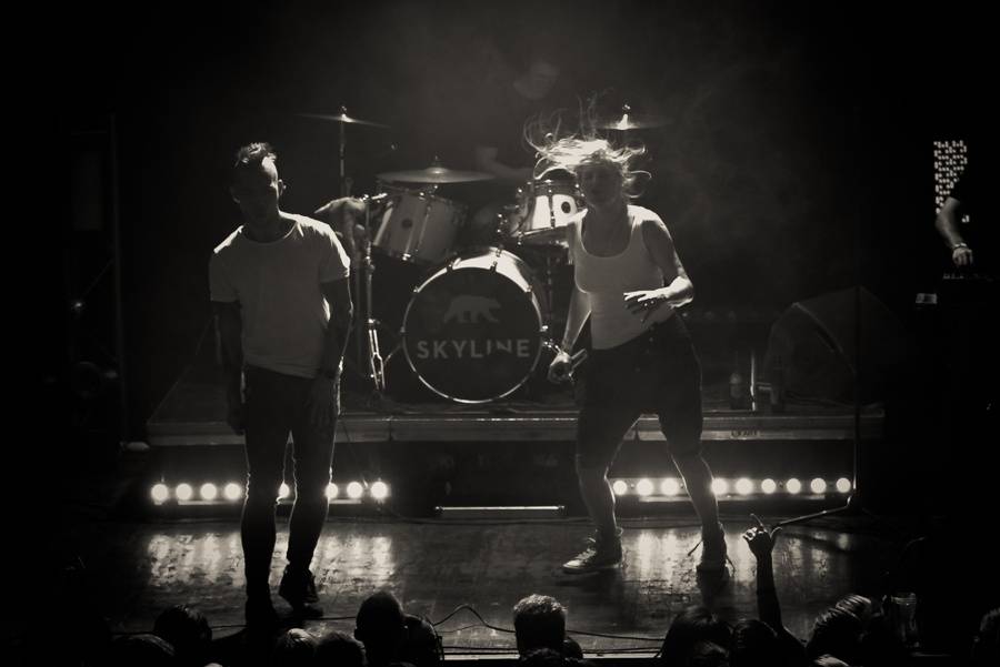 Umělý sníh, vánoční hit i velká party: Skyline hráli v Roxy