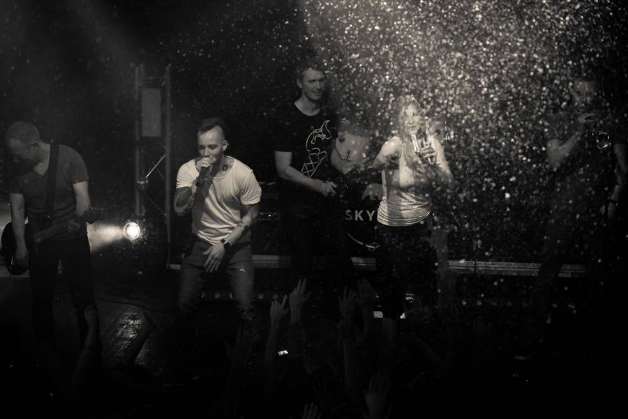 Umělý sníh, vánoční hit i velká party: Skyline hráli v Roxy