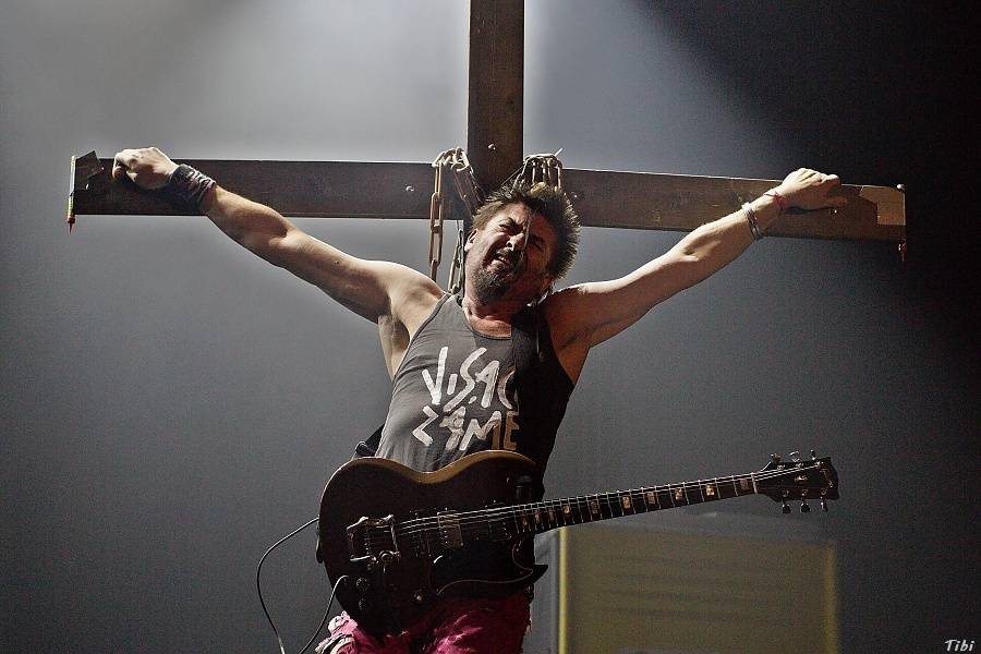 Visací zámek měl na oslavě 33 let ukřižovanou striptérku i prezidenta republiky