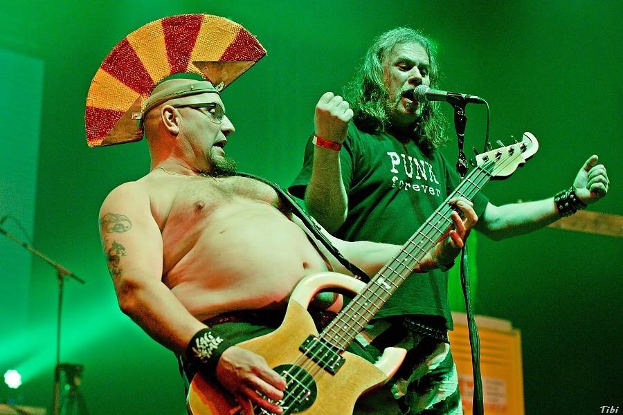 Visací zámek měl na oslavě 33 let ukřižovanou striptérku i prezidenta republiky