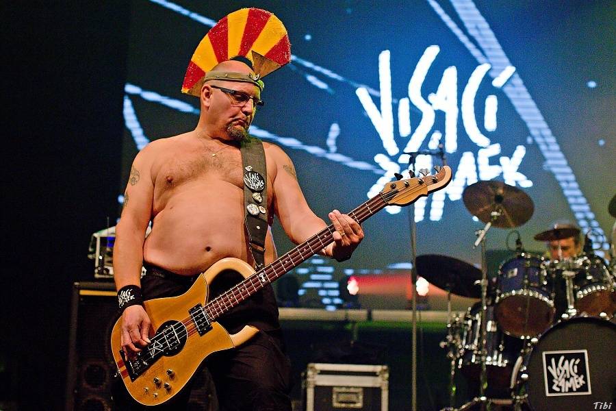 Visací zámek měl na oslavě 33 let ukřižovanou striptérku i prezidenta republiky