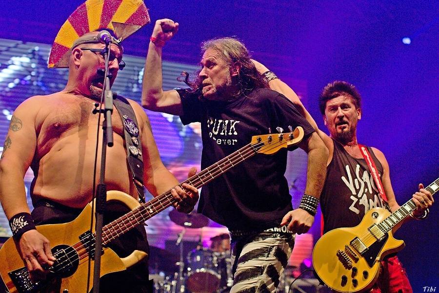 Visací zámek měl na oslavě 33 let ukřižovanou striptérku i prezidenta republiky