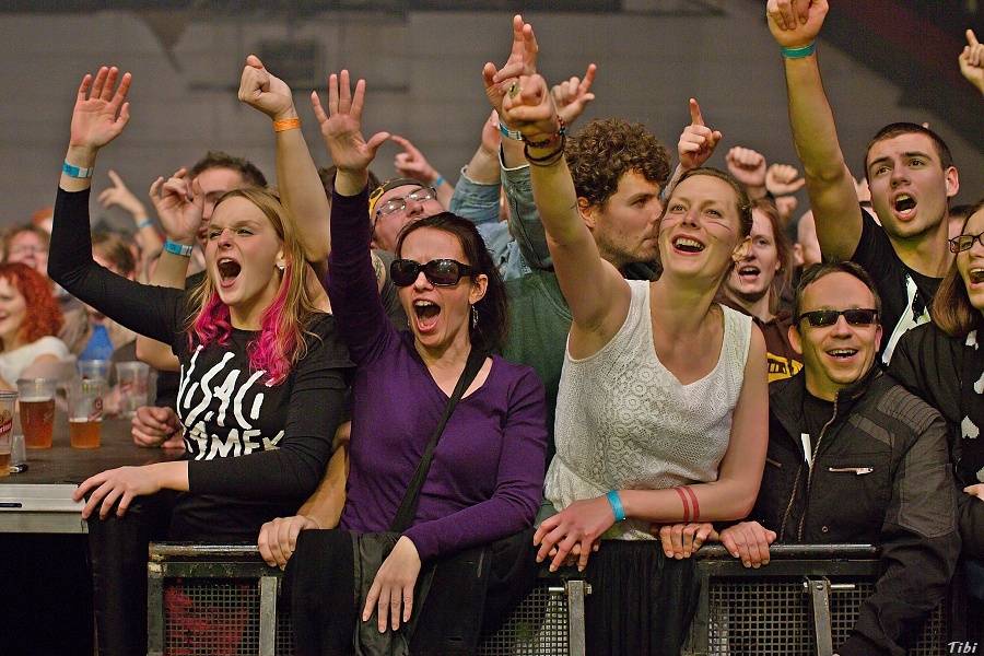 Visací zámek měl na oslavě 33 let ukřižovanou striptérku i prezidenta republiky