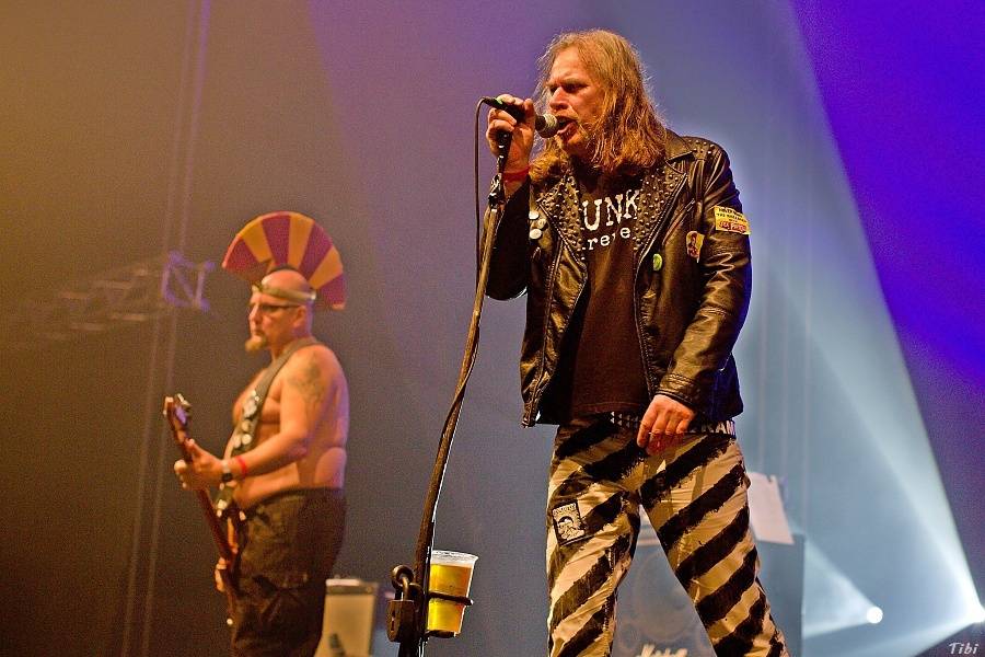 Visací zámek měl na oslavě 33 let ukřižovanou striptérku i prezidenta republiky