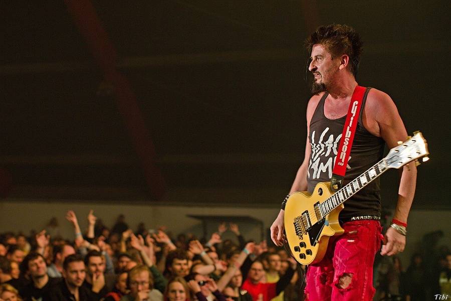 Visací zámek měl na oslavě 33 let ukřižovanou striptérku i prezidenta republiky