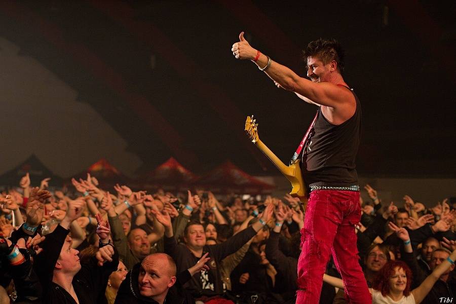 Visací zámek měl na oslavě 33 let ukřižovanou striptérku i prezidenta republiky