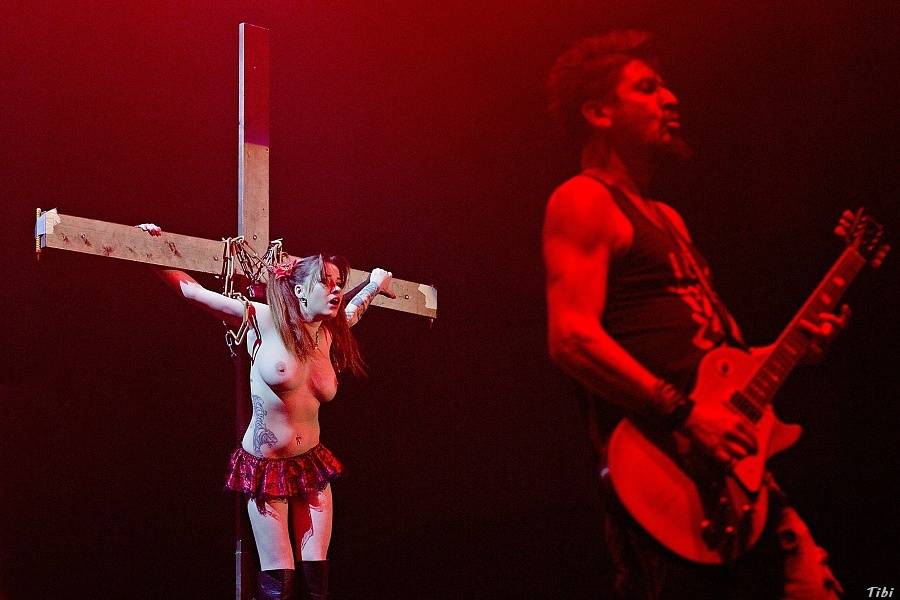 Visací zámek měl na oslavě 33 let ukřižovanou striptérku i prezidenta republiky