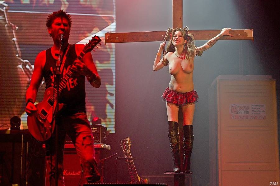 Visací zámek měl na oslavě 33 let ukřižovanou striptérku i prezidenta republiky