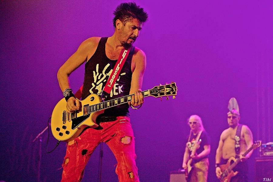 Visací zámek měl na oslavě 33 let ukřižovanou striptérku i prezidenta republiky