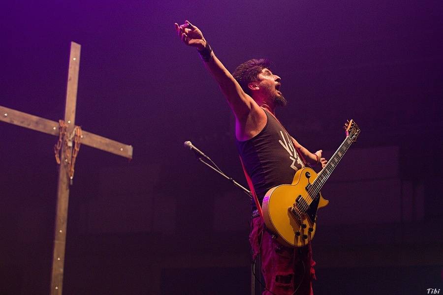 Visací zámek měl na oslavě 33 let ukřižovanou striptérku i prezidenta republiky