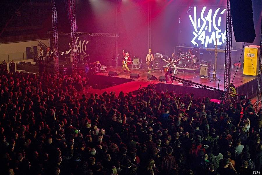 Visací zámek měl na oslavě 33 let ukřižovanou striptérku i prezidenta republiky