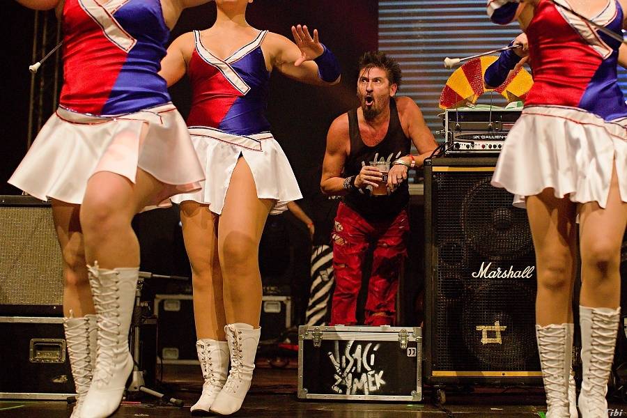 Visací zámek měl na oslavě 33 let ukřižovanou striptérku i prezidenta republiky