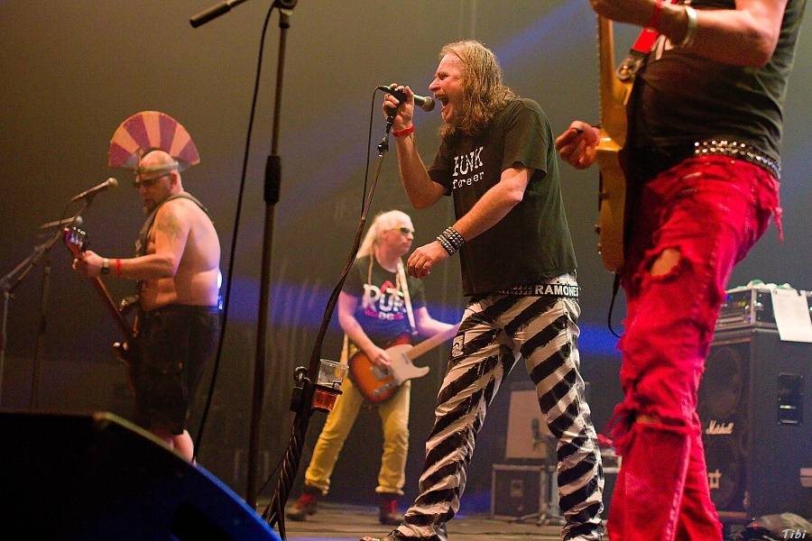 Visací zámek měl na oslavě 33 let ukřižovanou striptérku i prezidenta republiky