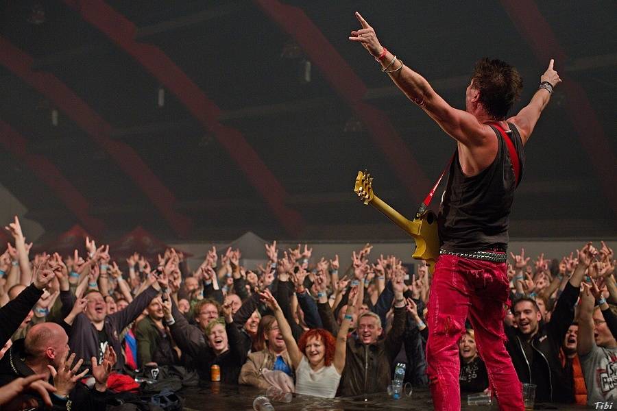 Visací zámek měl na oslavě 33 let ukřižovanou striptérku i prezidenta republiky