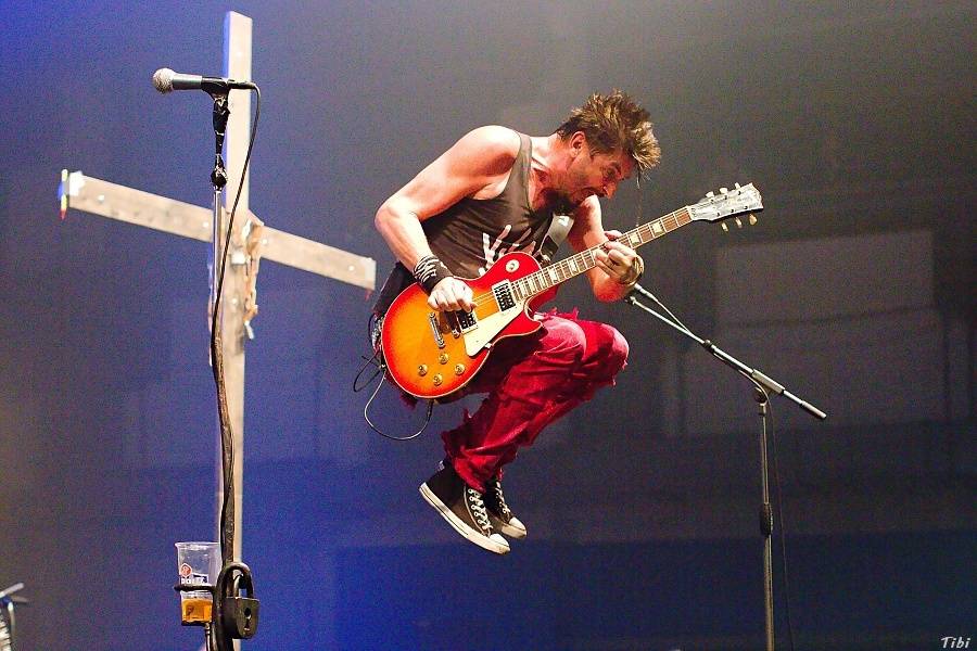 Visací zámek měl na oslavě 33 let ukřižovanou striptérku i prezidenta republiky