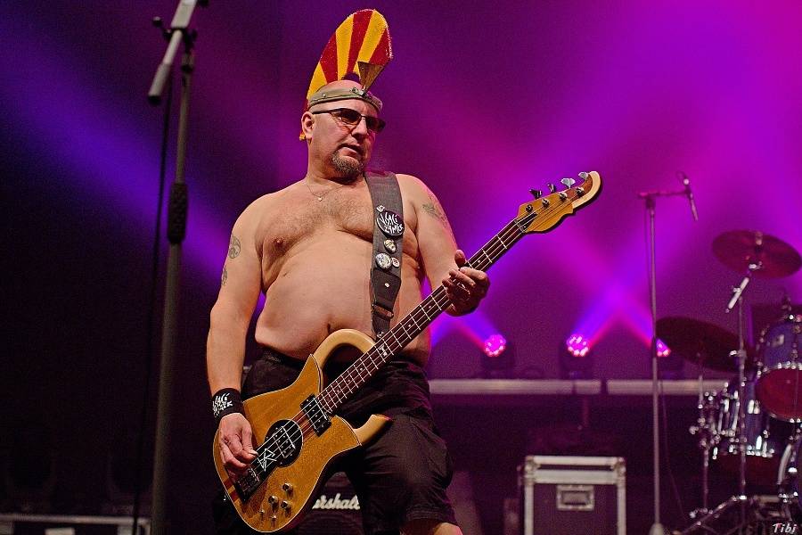 Visací zámek měl na oslavě 33 let ukřižovanou striptérku i prezidenta republiky