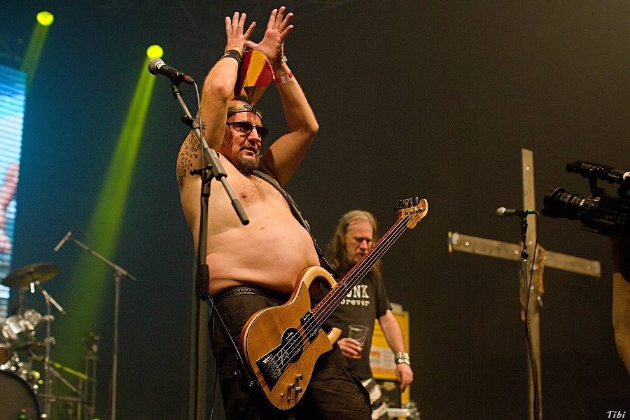 Visací zámek měl na oslavě 33 let ukřižovanou striptérku i prezidenta republiky