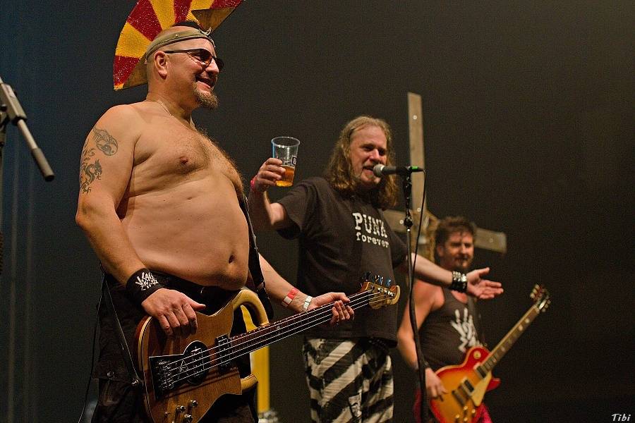 Visací zámek měl na oslavě 33 let ukřižovanou striptérku i prezidenta republiky