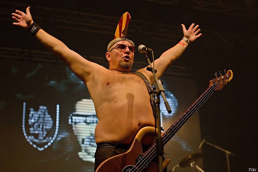 Visací zámek měl na oslavě 33 let ukřižovanou striptérku i prezidenta republiky