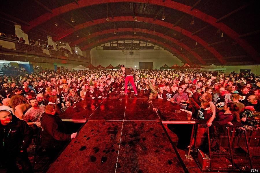 Visací zámek měl na oslavě 33 let ukřižovanou striptérku i prezidenta republiky