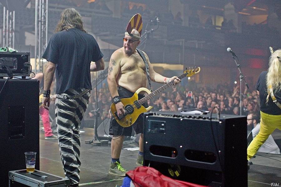 Visací zámek měl na oslavě 33 let ukřižovanou striptérku i prezidenta republiky