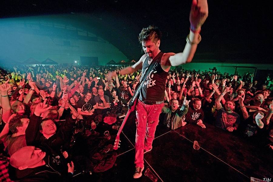 Visací zámek měl na oslavě 33 let ukřižovanou striptérku i prezidenta republiky