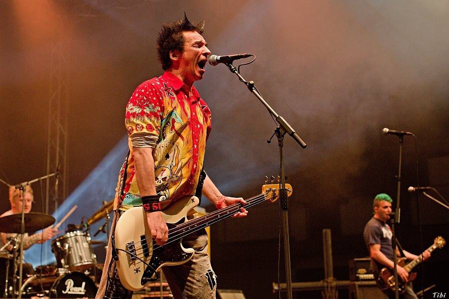 Visací zámek měl na oslavě 33 let ukřižovanou striptérku i prezidenta republiky