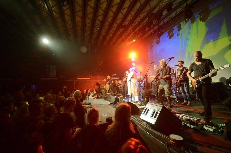 Čankišou křtili v Brně desku šamanovicí