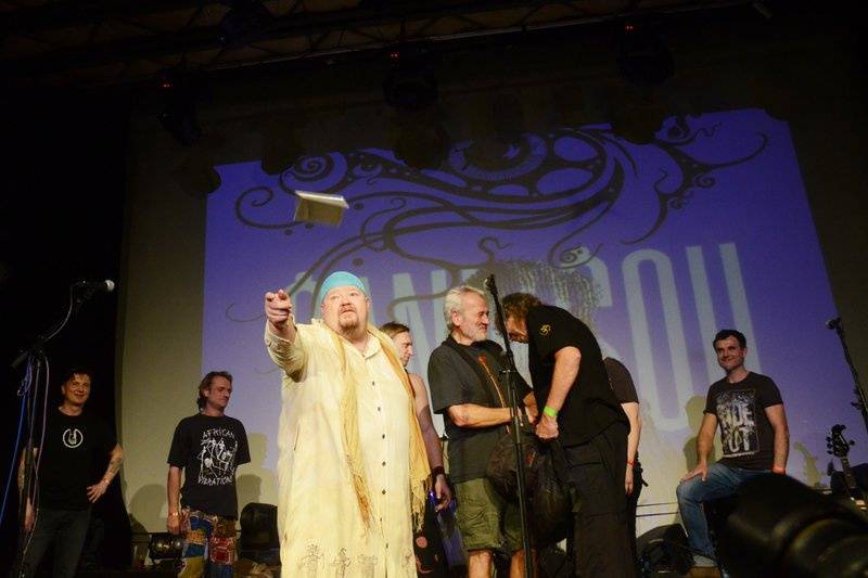 Čankišou křtili v Brně desku šamanovicí